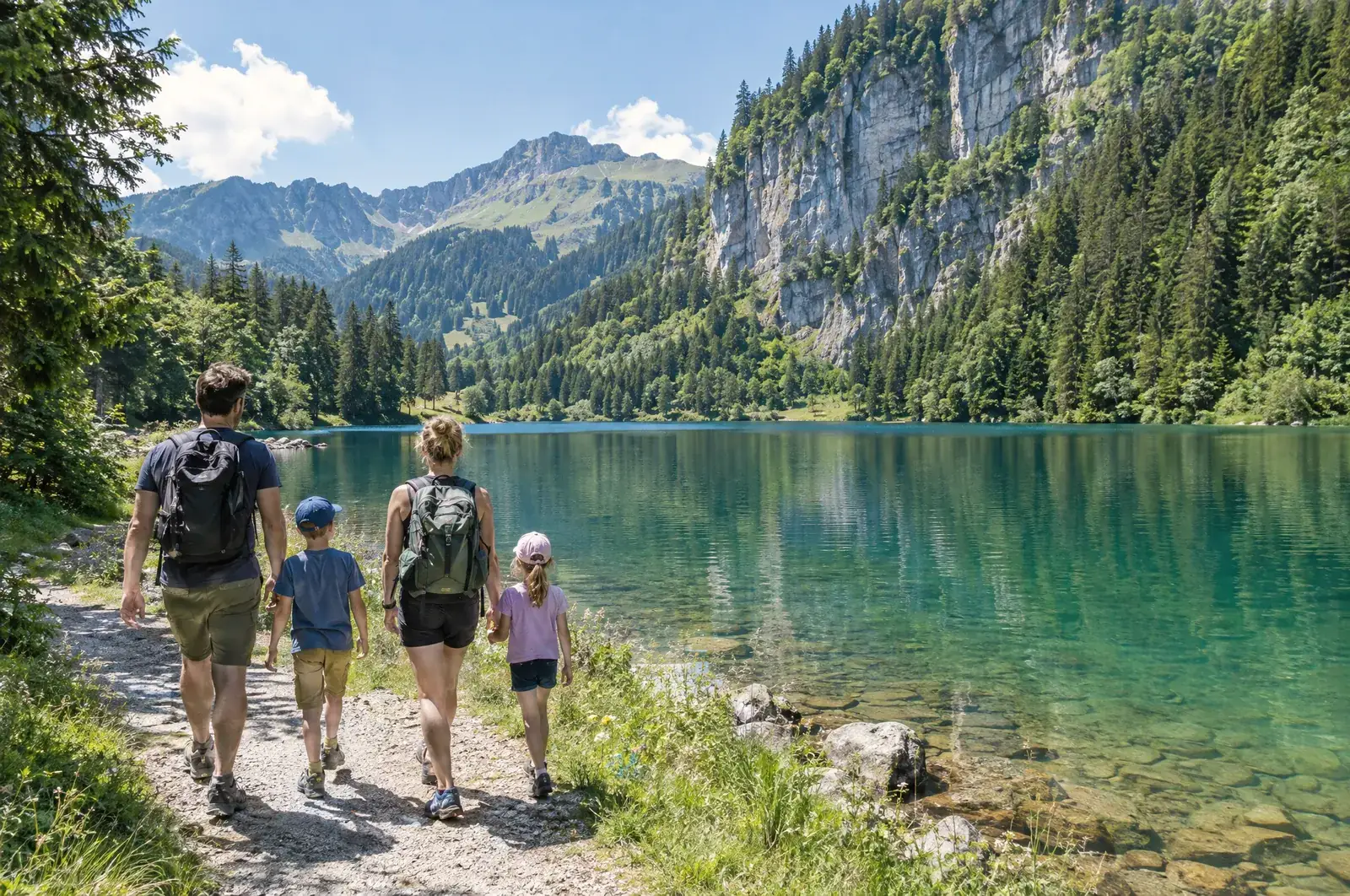 Familie am Ufer des Lac de Montriond bei Morzine