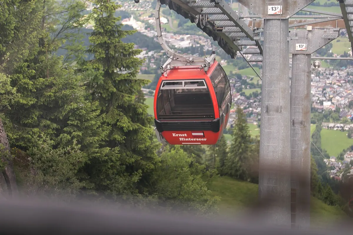 Gondel der Hahnenkammbahn über Kitzbühel