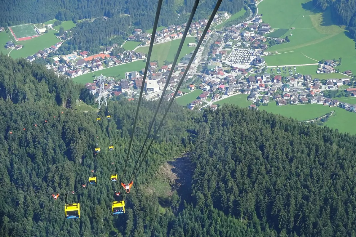 Gondeln der Penkenbahn über Mayrhofen