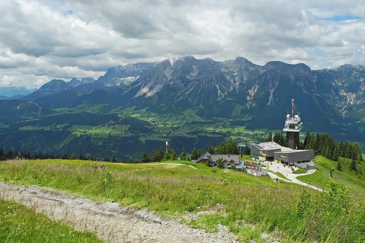 Planai mit Bergstation und Blick zum Dachstein
