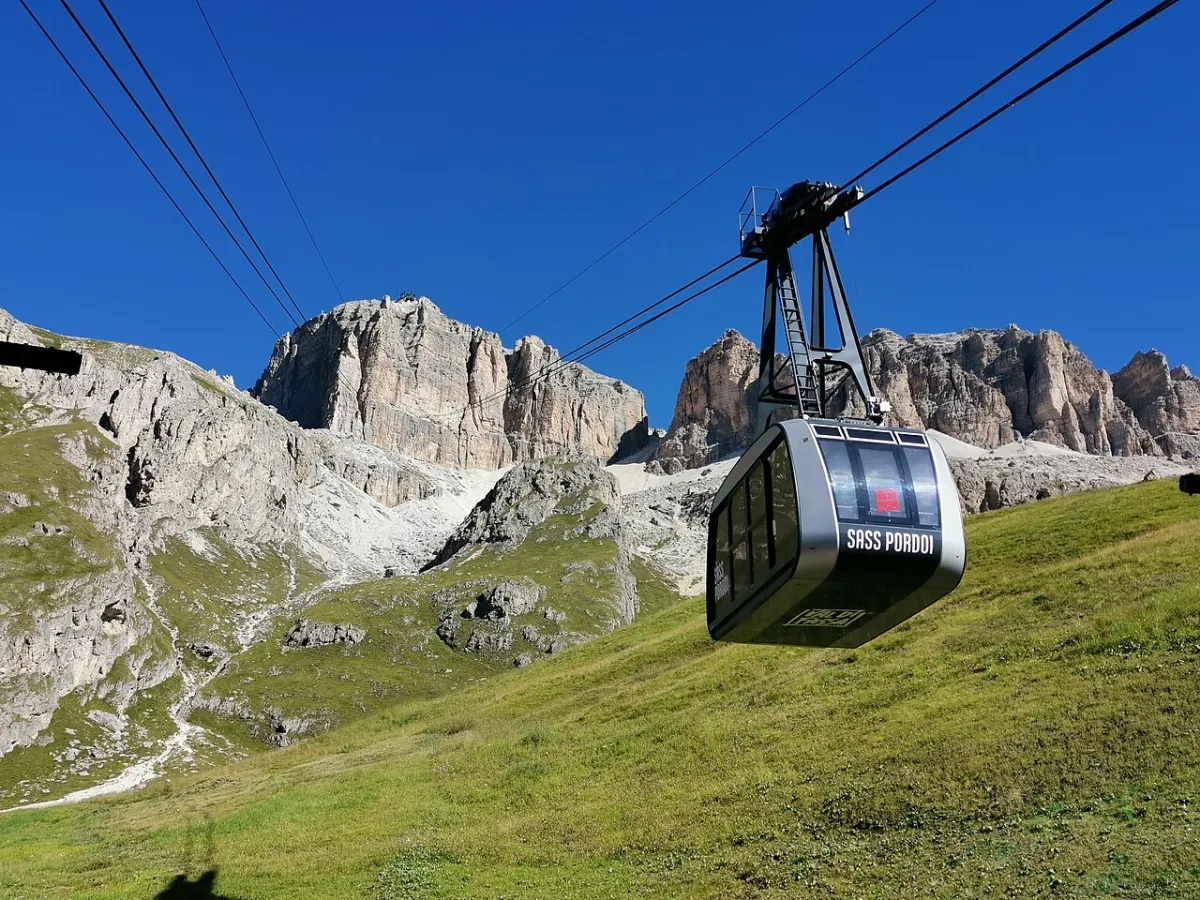 Kabine der Seilbahn auf den Sass Pordoi