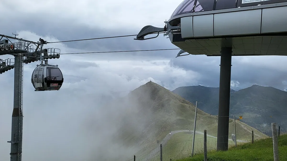 Stacja na Schattbergu z widokiem na Westgipfel