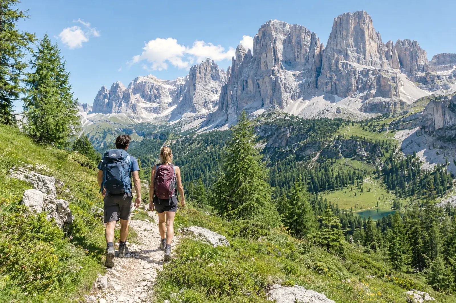 Dwoje turystów na szlaku pod turniami Dolomitów Brenta