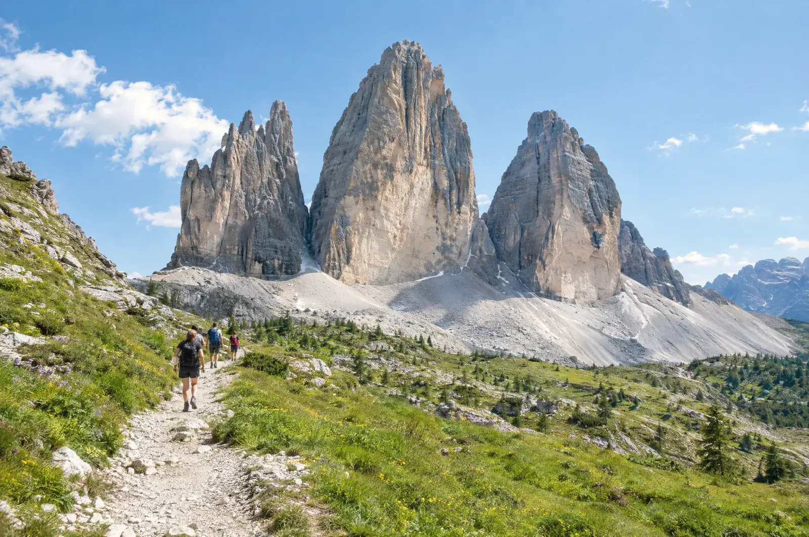 Turyści na szlaku pod Tre Cime di Lavaredo
