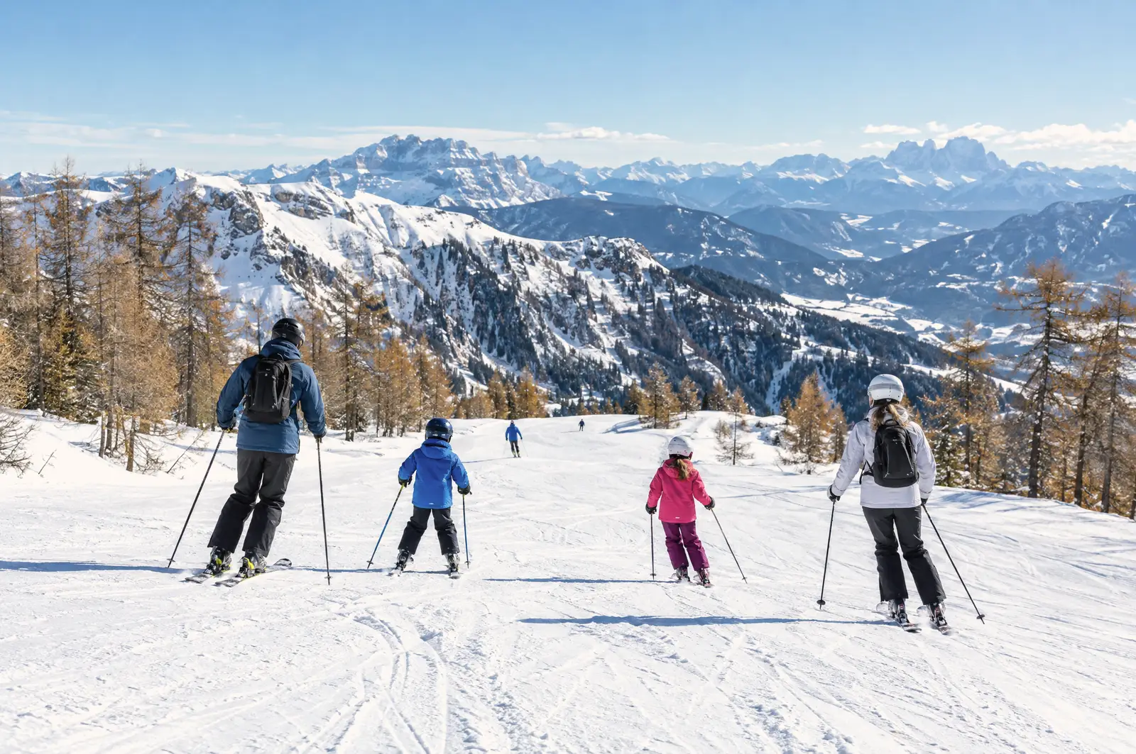 Familie auf Skiern auf einer sonnigen Piste in Kärnten