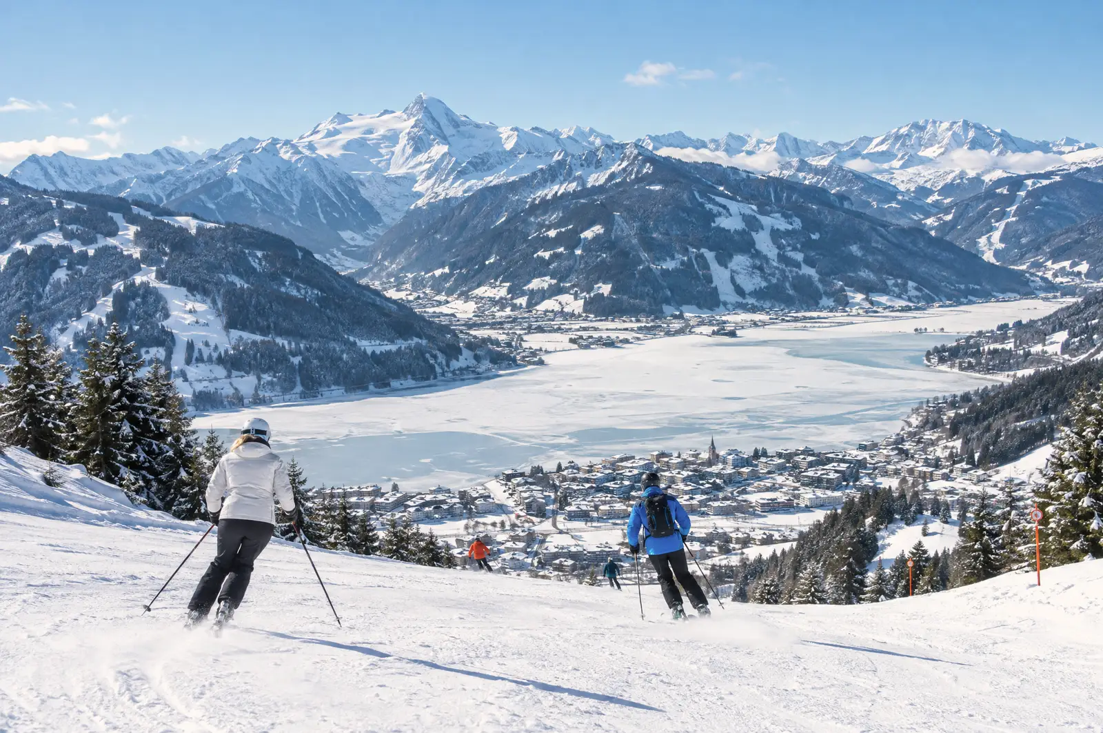 Verschneites Zell am See am zugefrorenen See, im Hintergrund Berge
